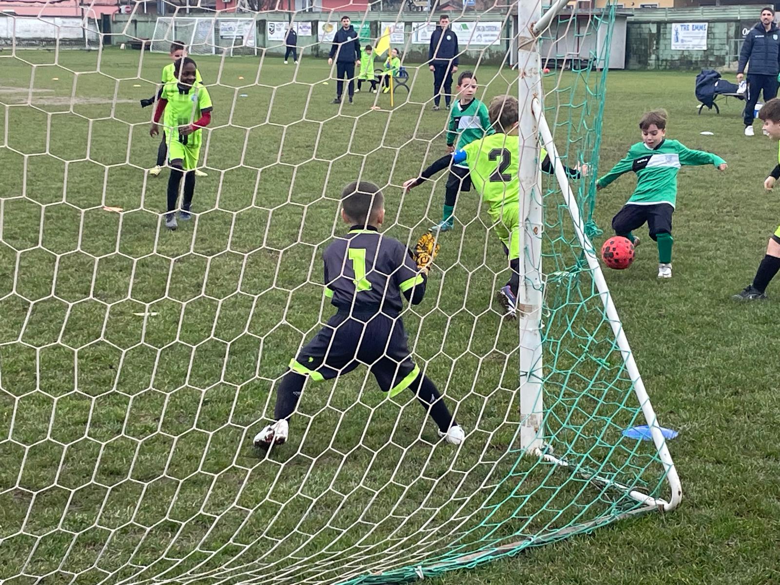 I nostri bambini in azione davanti alla porta, durante un’attività sul campo