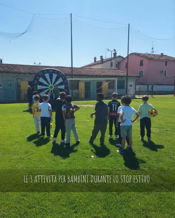 Bambini sul campo da calcio nella foto del post sui giochi durante la pausa estiva