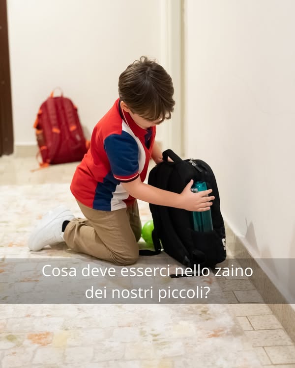 Un bambino prepara la borraccia nello zaino, nella foto del post ufficiale dell’Academy
