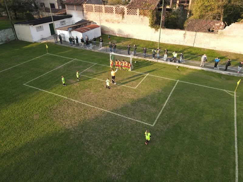 Una giornata di partite vista dall’alto sul campo dell’Academy